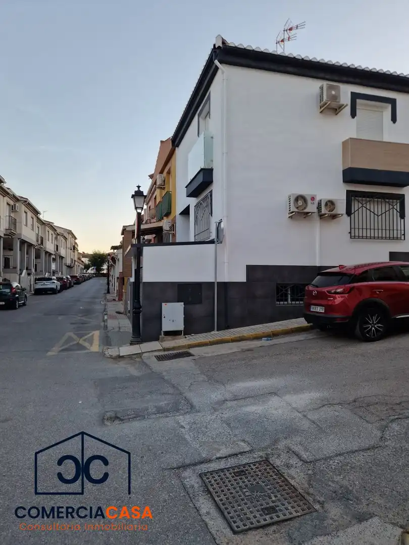 Vista exterior de Casa adosada en venta en Las Gabias con Aire acondicionado, Calefacción y Terraza