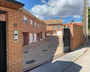 Exterior view of Single-family semi-detached for sale in Pozuelo del Rey  with Terrace