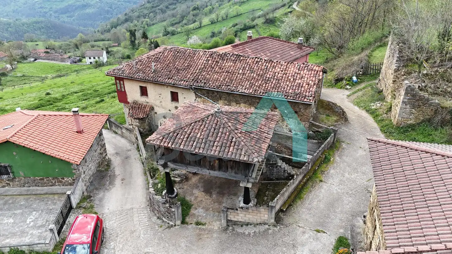 Außenansicht von Einfamilien-Reihenhaus zum Verkauf in Quirós mit Privatgarten und Terrasse