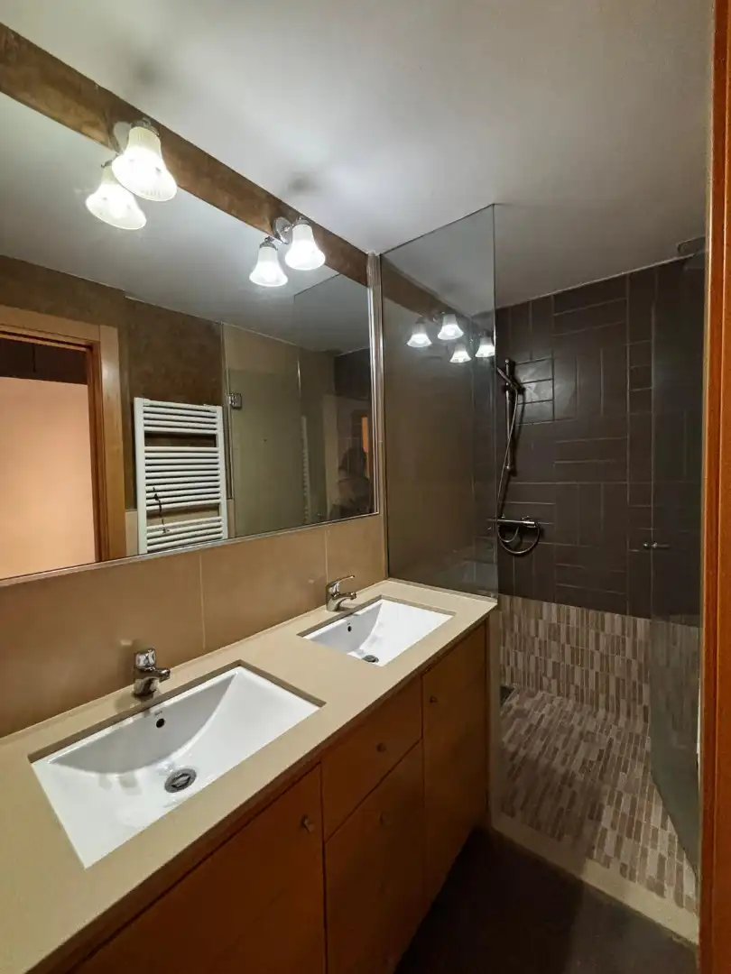 Badezimmer von Erdgeschoss zum Verkauf in Badalona mit Klimaanlage, Heizung und Parkett