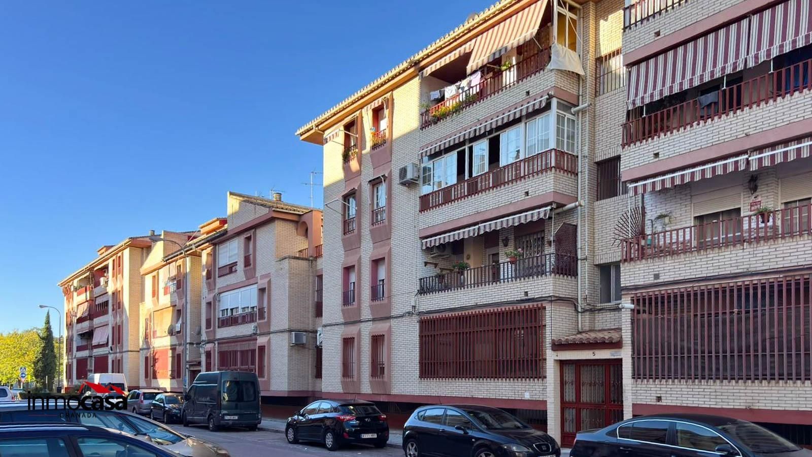 Exterior view of Flat for sale in  Granada Capital  with Terrace and Balcony