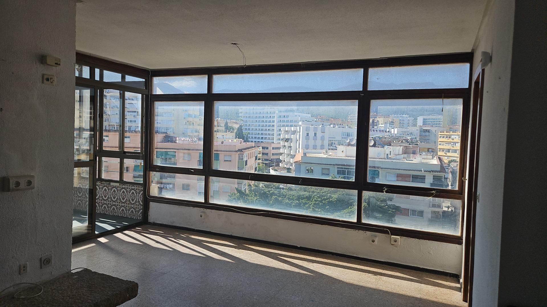 Vista exterior de Pis en venda en Torremolinos amb Jardí privat, Terrassa i Piscina comunitària
