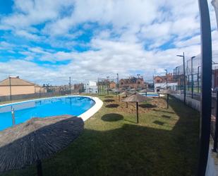 Piscina de Casa adosada en venda en Espartinas amb Aire condicionat, Moblat i Forn