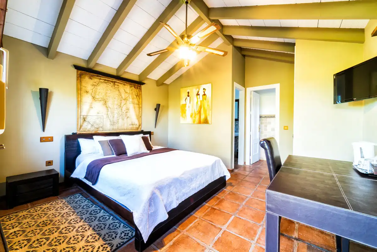 Habitación de Edificio en venta en Estepona con Alarma y Piscina comunitaria