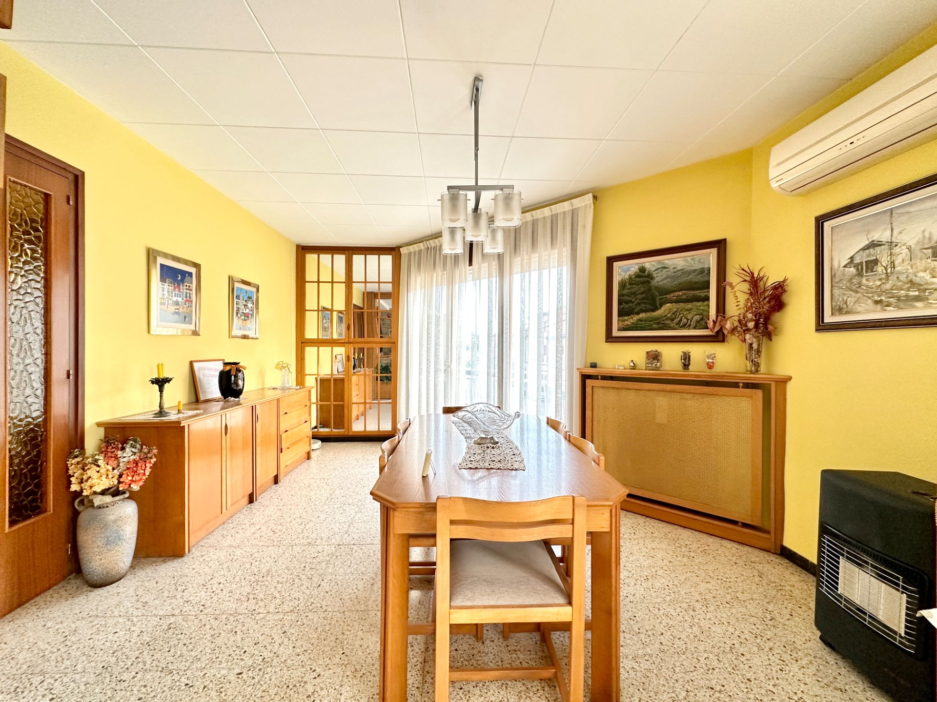 Comedor de Casa adosada en venta en Manlleu con Calefacción, Jardín privado y Trastero