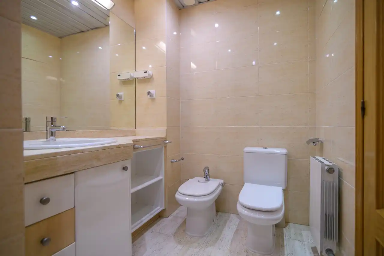 Badezimmer von Wohnung zum Verkauf in Gavà mit Klimaanlage, Heizung und Balkon