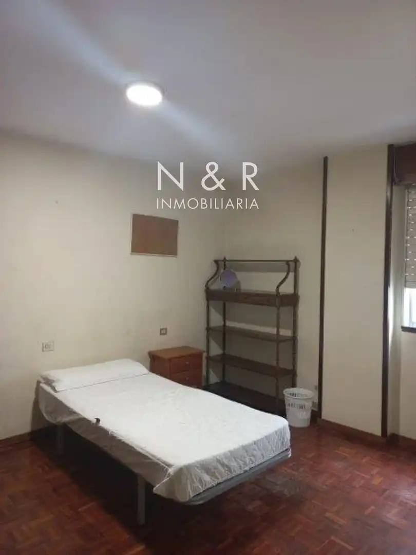 Habitación de Piso de alquiler en Santiago de Compostela  con Calefacción y Amueblado