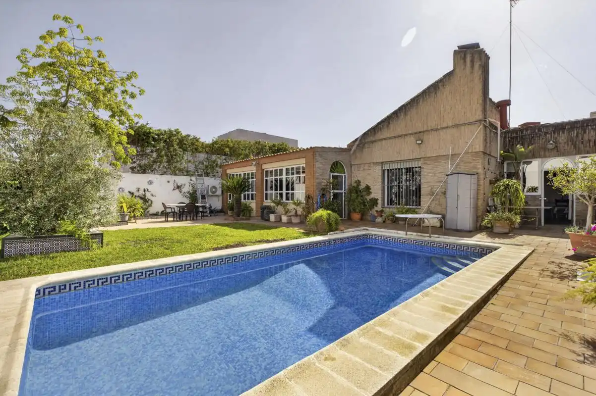 Piscina de Casa o chalet en venta en  Sevilla Capital con Aire acondicionado, Calefacción y Jardín privado