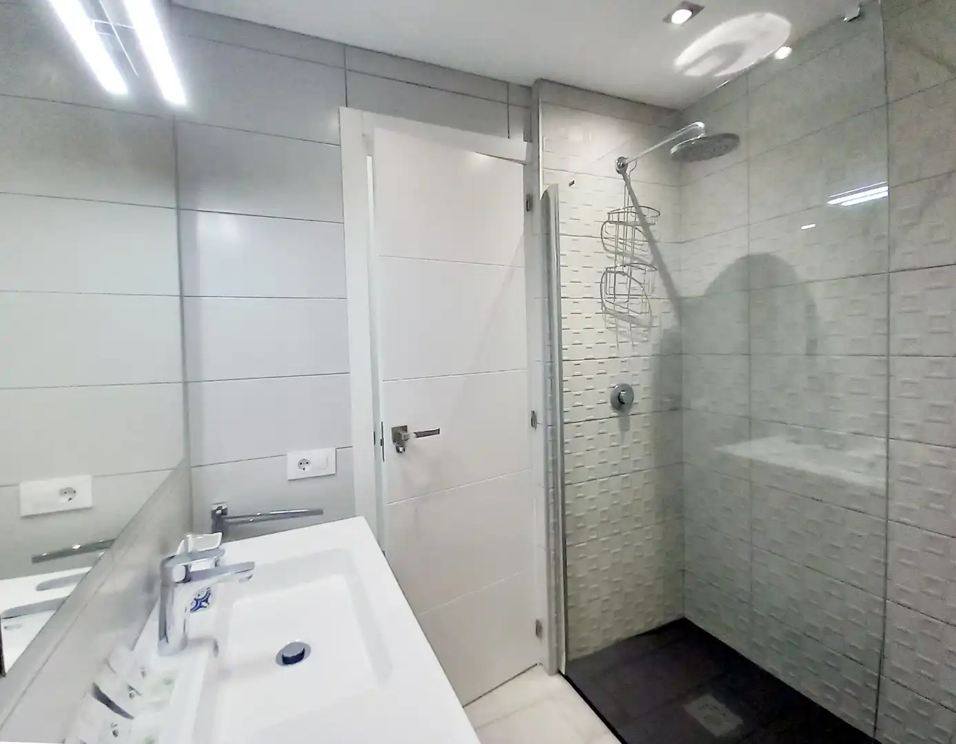 Baño de Estudio en venta en Arona con Terraza, Piscina y Balcón