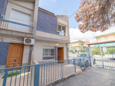Adosado con balcón en venta en JAZMINES
