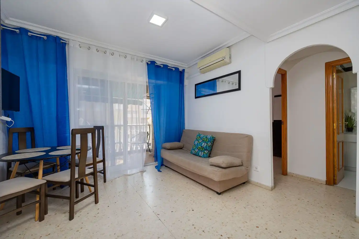 Sala de estar de Piso en venta en Torrevieja con Aire acondicionado, Terraza y Amueblado