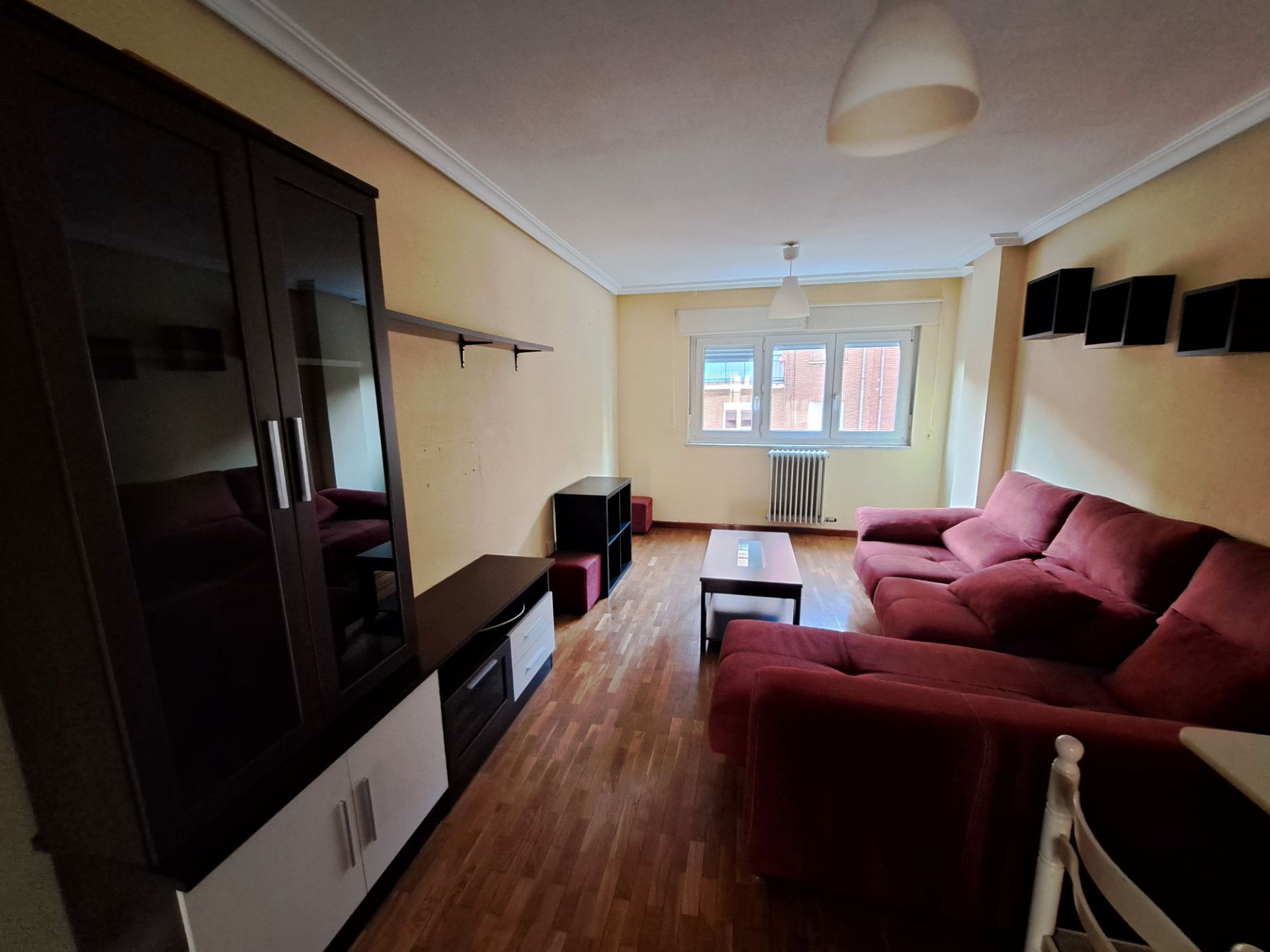 Sala d'estar de Pis de lloguer en León Capital  amb Parquet, Moblat i Forn