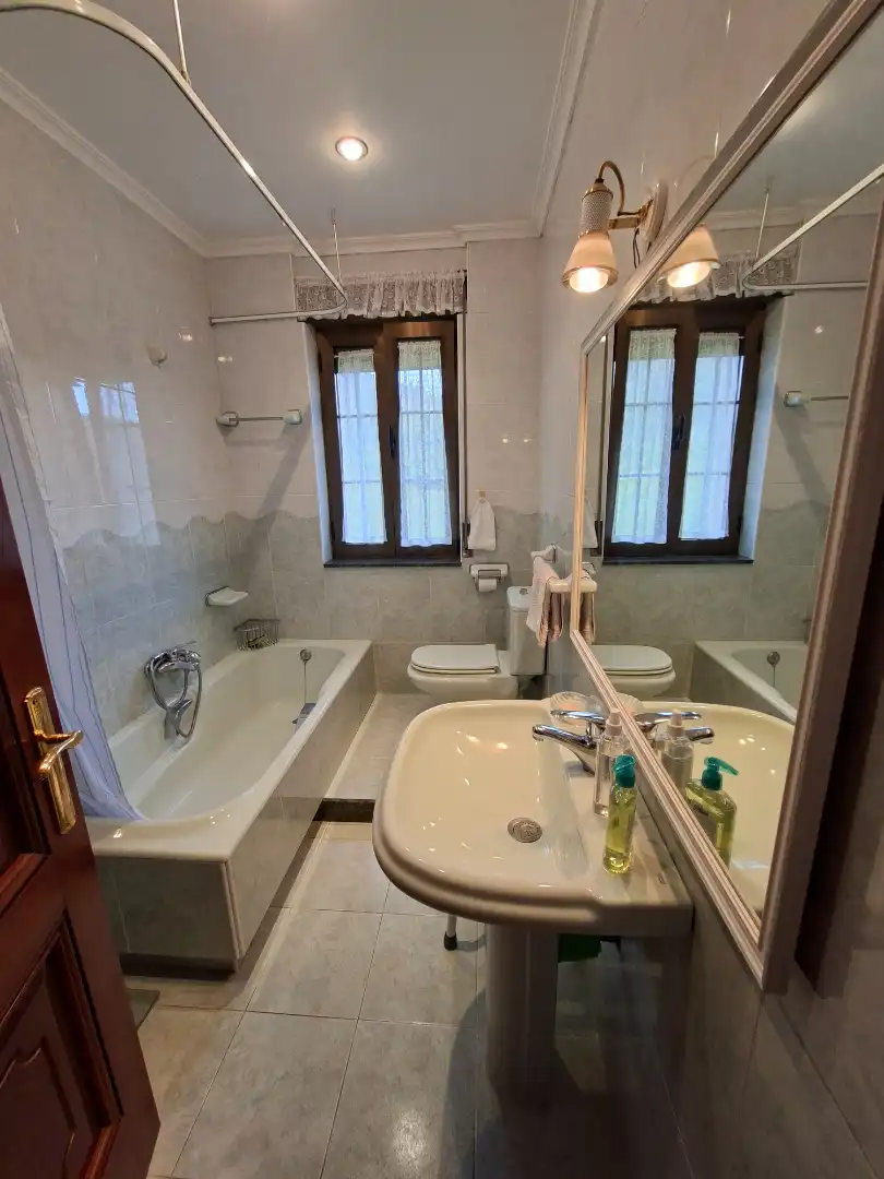 Bathroom of Houses for sale in Soto del Barco  with Heating, Private garden and Parquet flooring