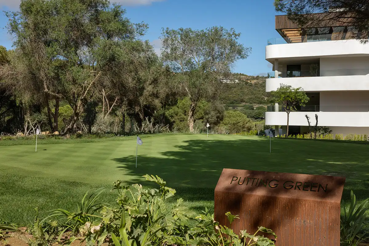 Vista exterior de Planta baixa en venda en Sotogrande amb Aire condicionat, Jardí privat i Terrassa