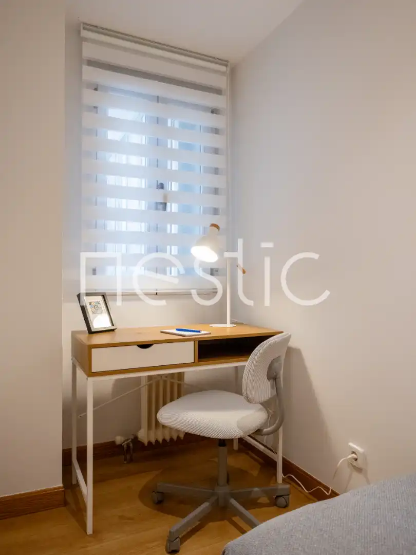 Dormitori de Apartament de lloguer en Madrid amb Aire condicionat, Calefacció i Moblat
