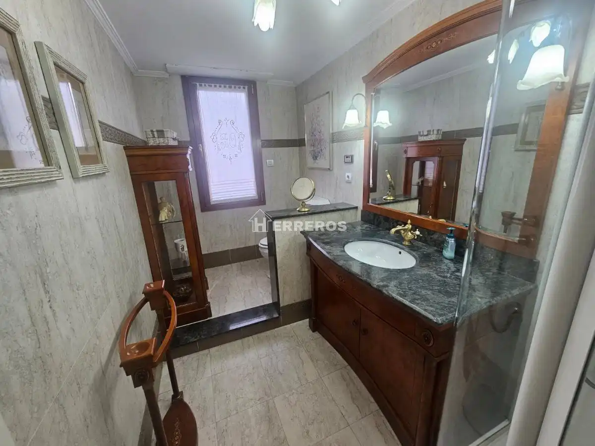 Bathroom of Flat for sale in  Logroño  with Heating, Terrace and Storage room