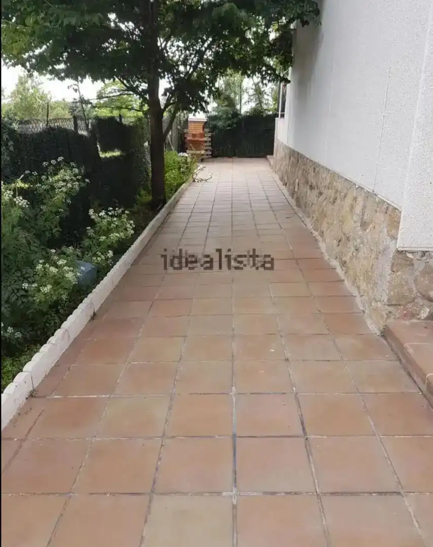 Vista exterior de Casa o xalet en venda en Cabanillas de la Sierra amb Jardí privat, Piscina i Moblat