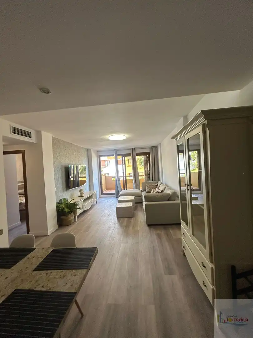 Sala d'estar de Apartament de lloguer en Torrevieja amb Aire condicionat, Calefacció i Terrassa