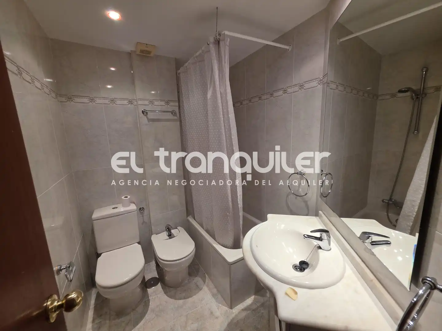 Bathroom of Flat for rent in Madrid  with Air Conditioner, Parquet flooring and Terrace