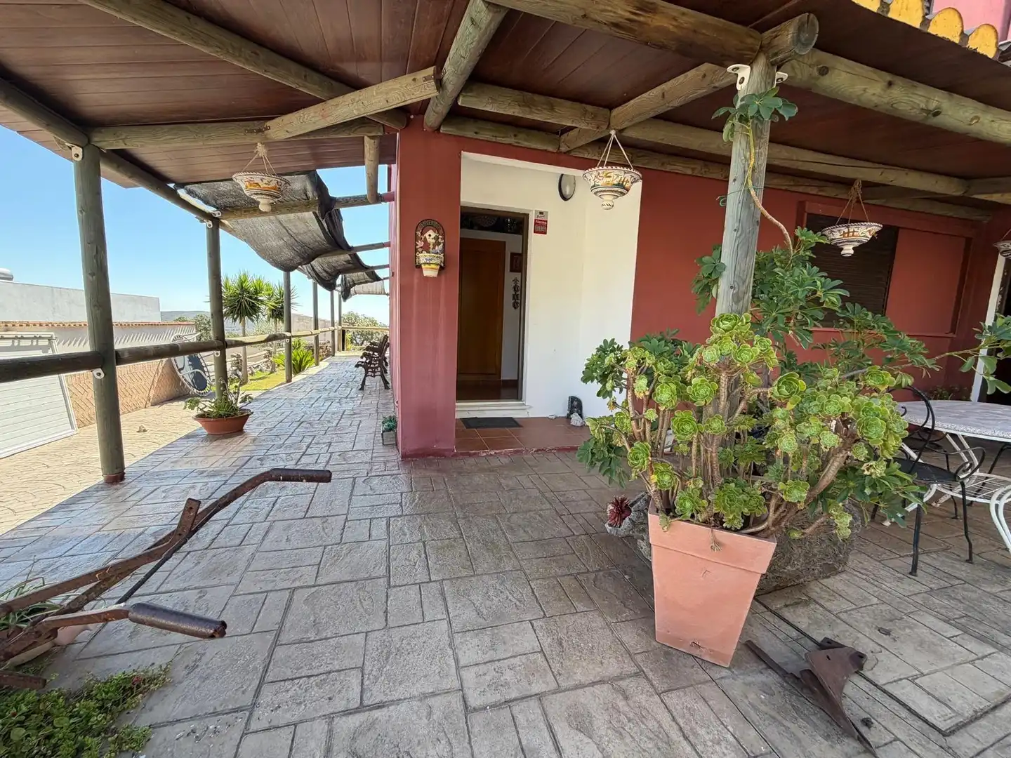 Terrassa de Casa o xalet en venda en El Castillo de las Guardas amb Jardí privat i Piscina comunitària