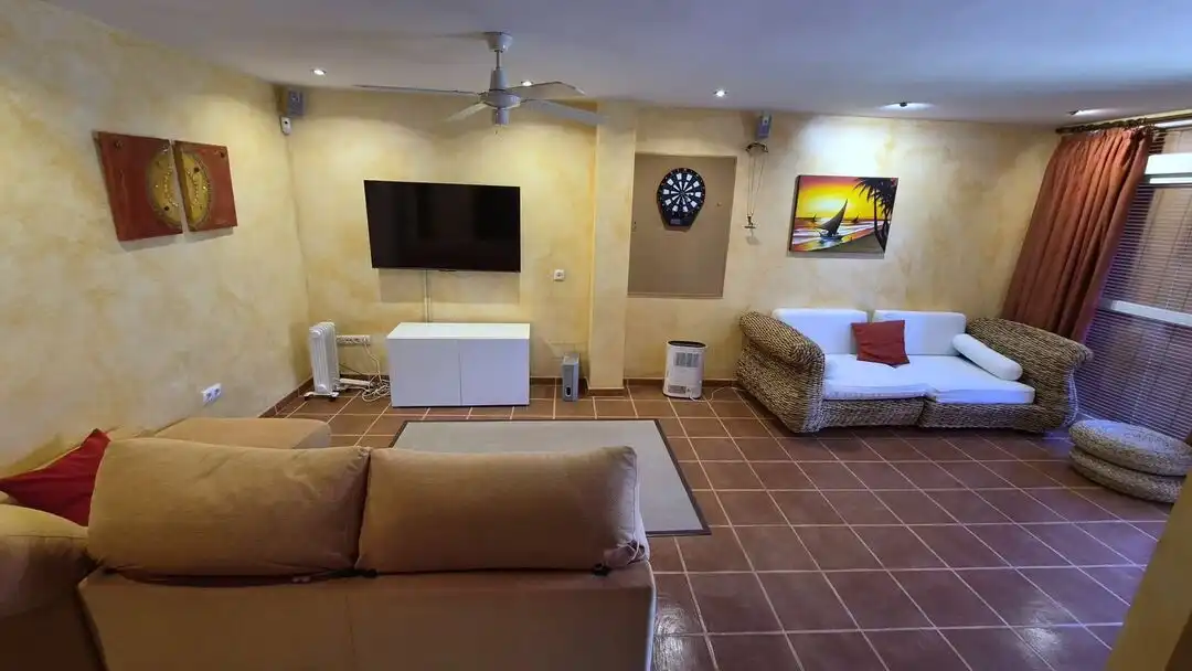 Casa adosada de alquiler en La Línea de la Concepción con Aire acondicionado, Calefacción y Jardín privado
