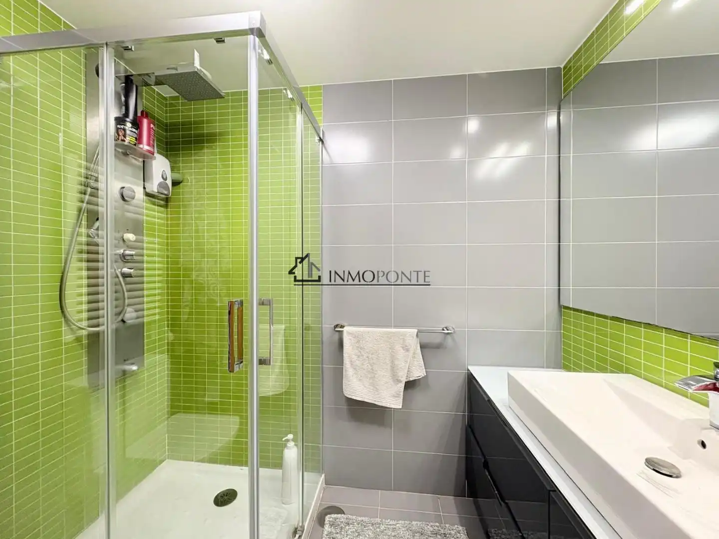 Bathroom of Flat for sale in Pontevedra Capital   with Heating, Storage room and Swimming Pool