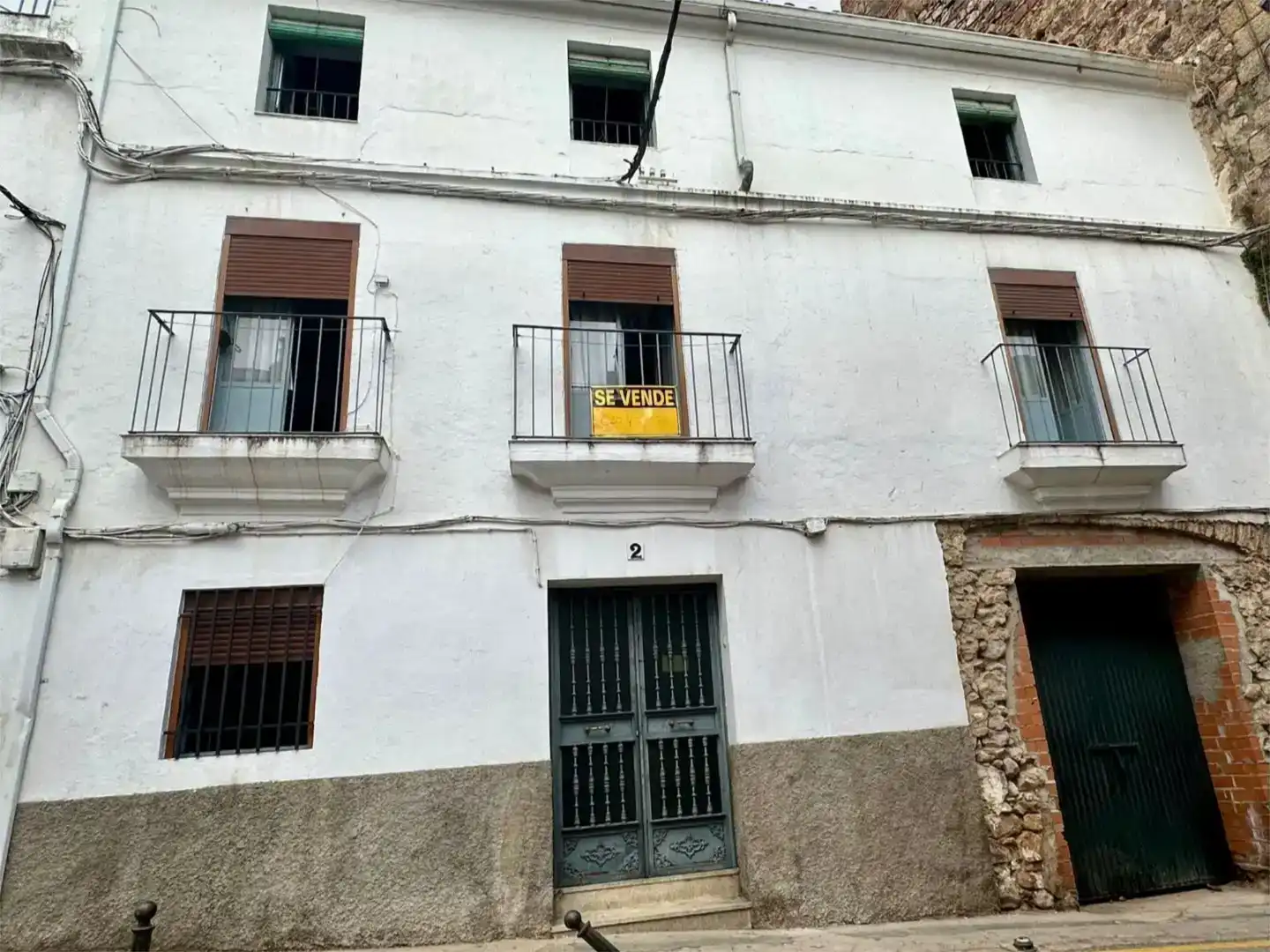 Vista exterior de Casa adosada en venda en Alburquerque amb Moblat i Balcó