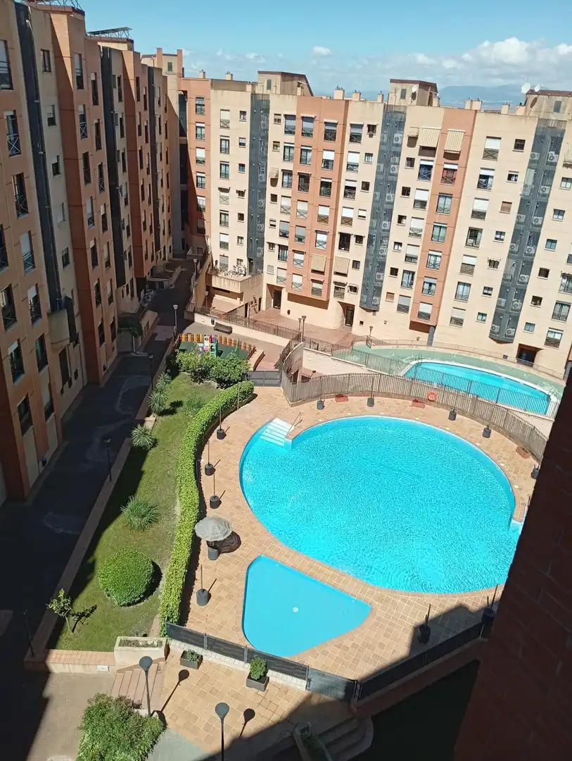 Piscina de Piso de alquiler en Granada con Aire acondicionado, Calefacción y Balcón