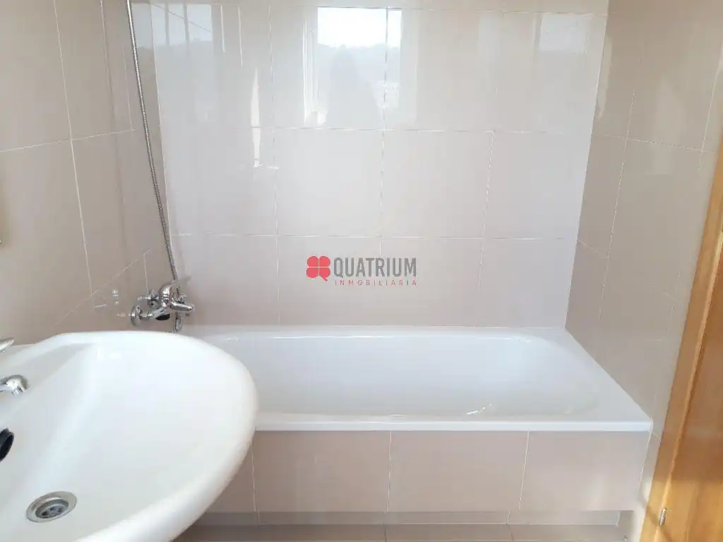 Bathroom of Houses for rent in Santiago de Compostela   with Heating, Terrace and Storage room