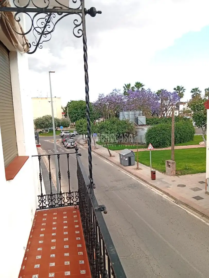 Vista exterior de Casa adosada en venta en Coria del Río