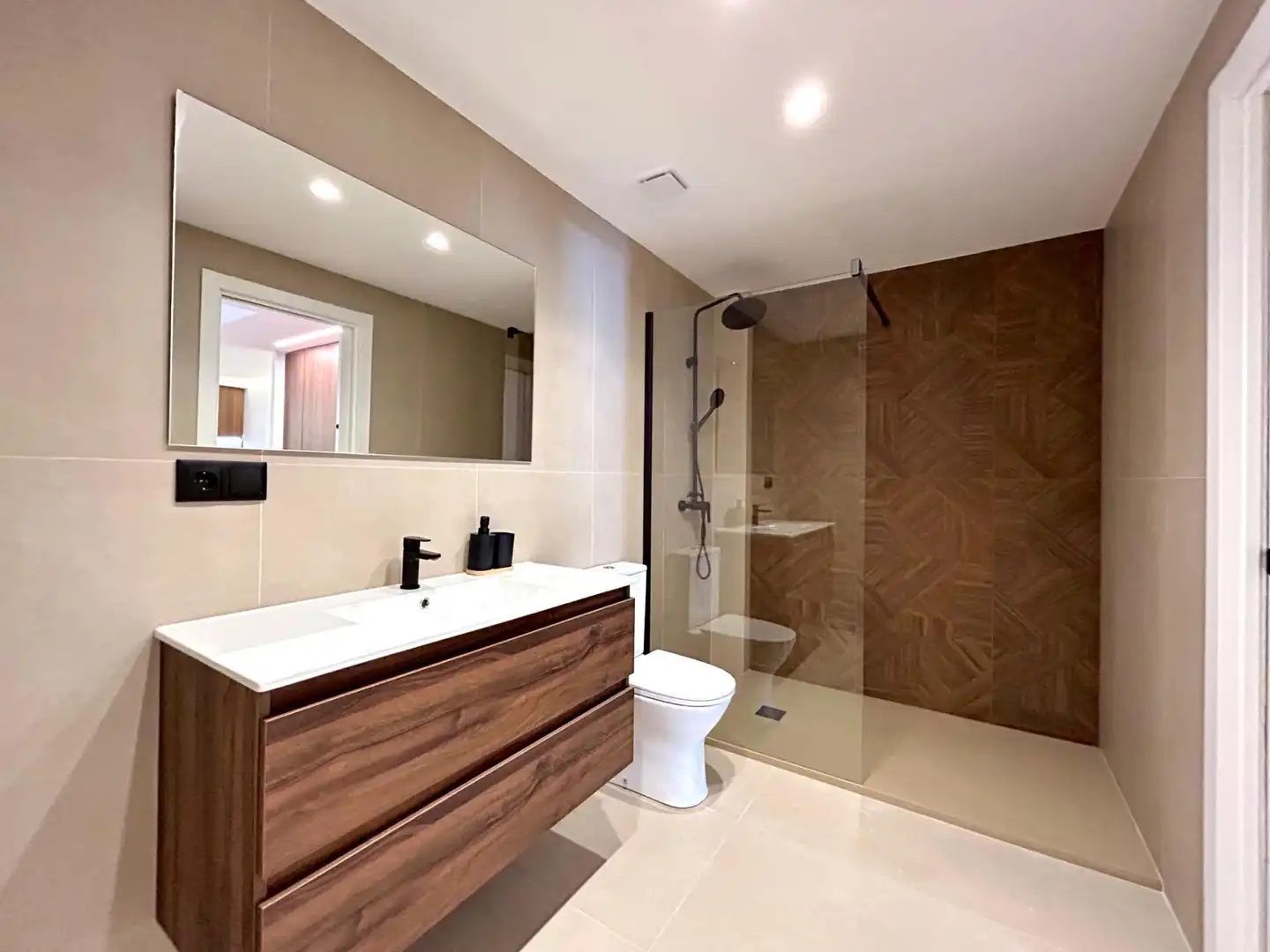 Badezimmer von Erdgeschoss zum Verkauf in Elche / Elx mit Klimaanlage, Terrasse und Möbliert