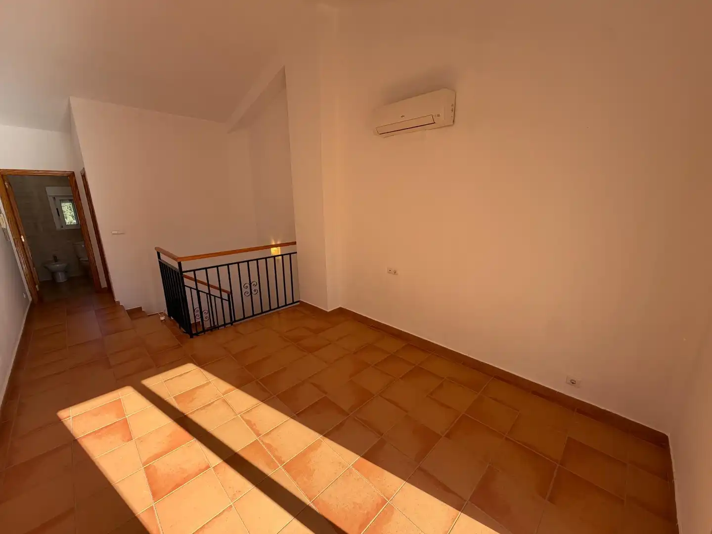 Einfamilien-Reihenhaus zum Verkauf in Dénia mit Klimaanlage, Privatgarten und Terrasse