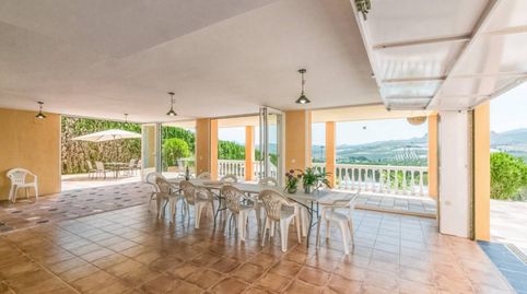 CHALET CON PISCINA, PISTA DE PADEL,  5 DORM, 4 BAÑOS, 2 COCINAS