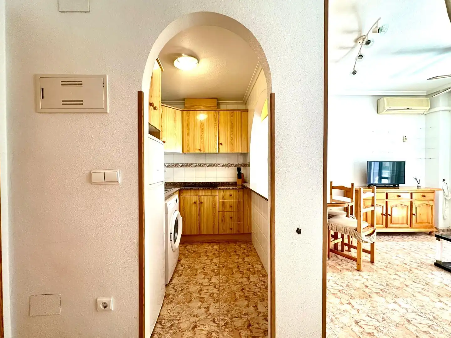 Küche von Wohnung zum Verkauf in Torrevieja mit Klimaanlage und Terrasse
