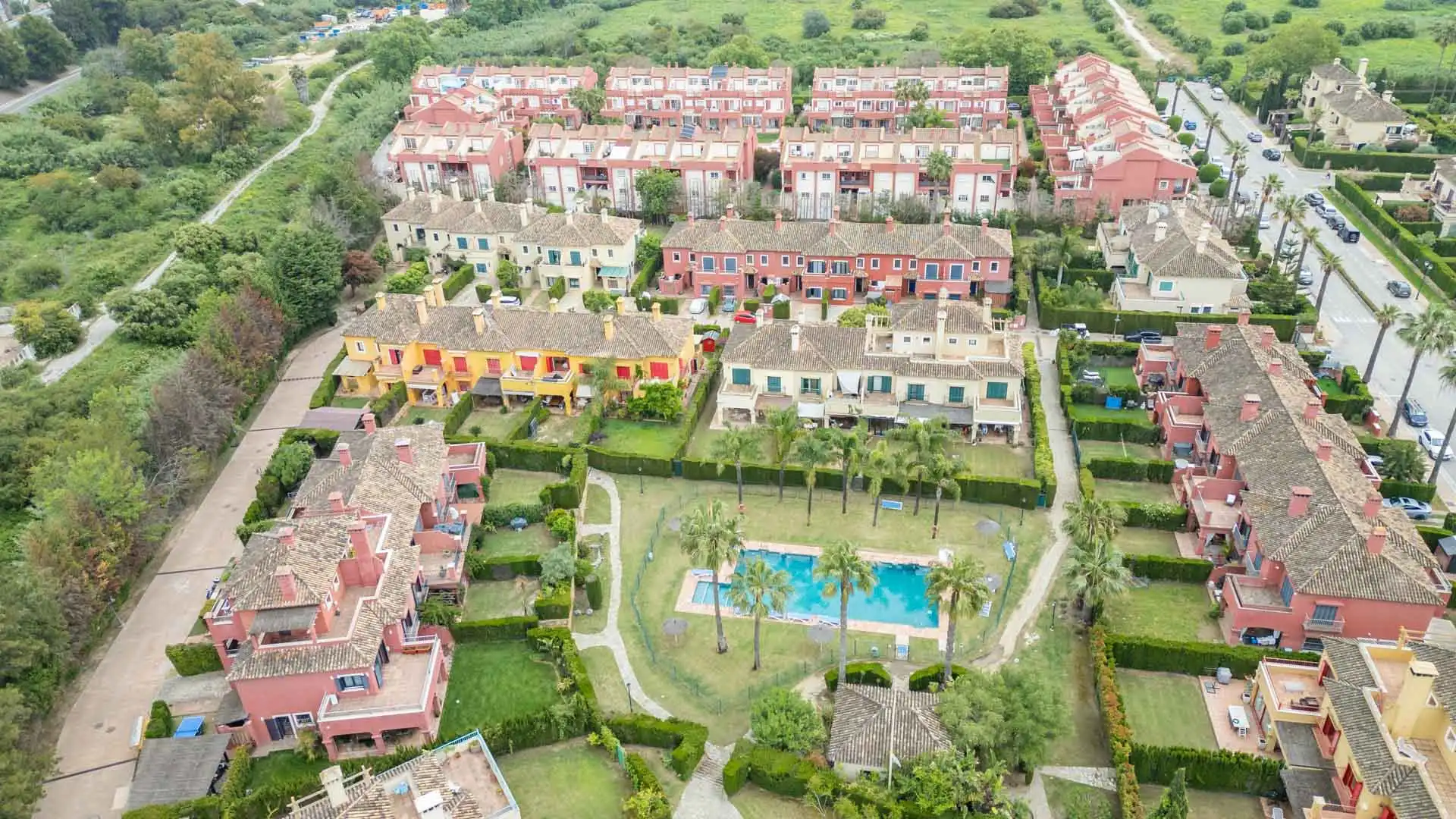 Vista exterior de Casa adosada en venta en Sotogrande con Jardín privado, Terraza y Piscina