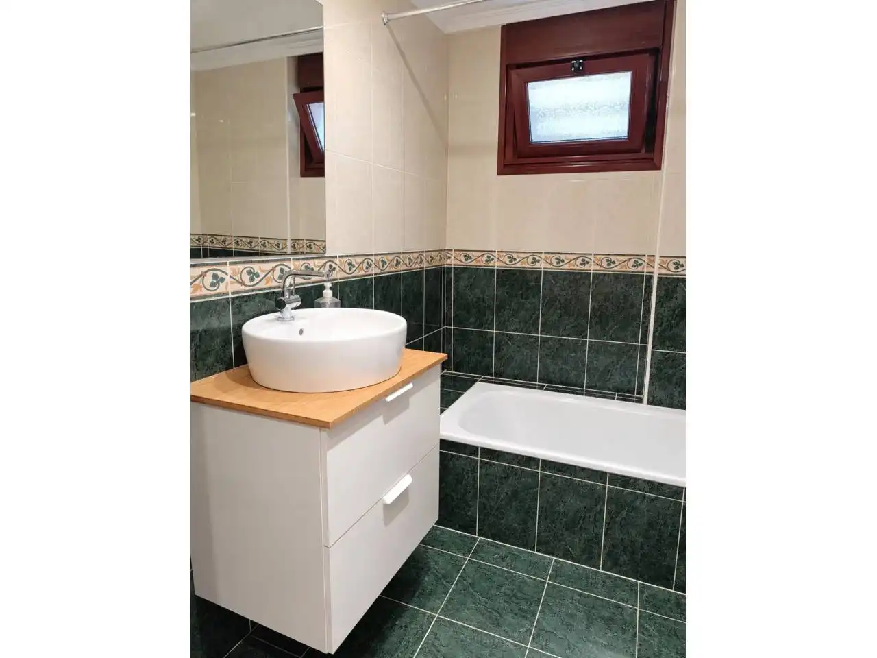 Baño de Piso en venta en Oviedo  con Calefacción, Parquet y Trastero