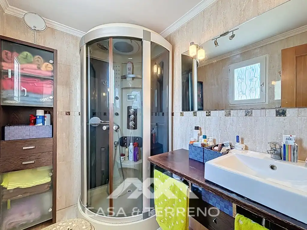 Badezimmer von Dachboden zum Verkauf in Algarrobo mit Klimaanlage, Terrasse und Balkon