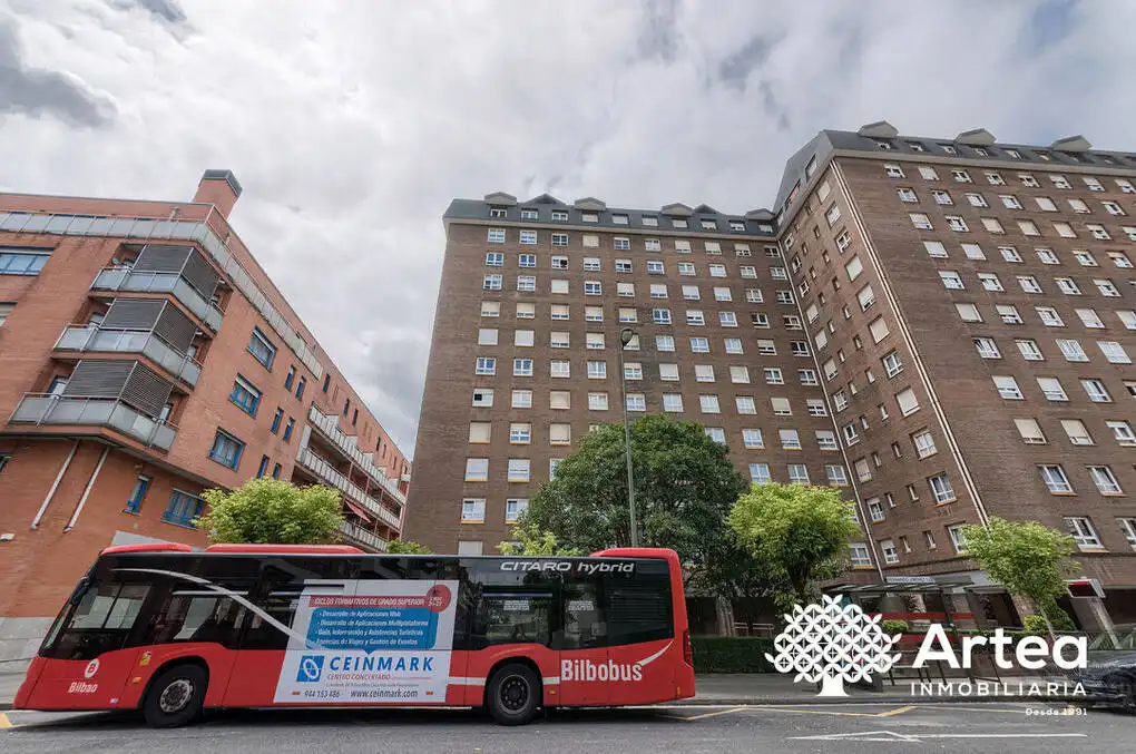 Vista exterior de Pis en venda en Bilbao  amb Calefacció, Jardí privat i Traster