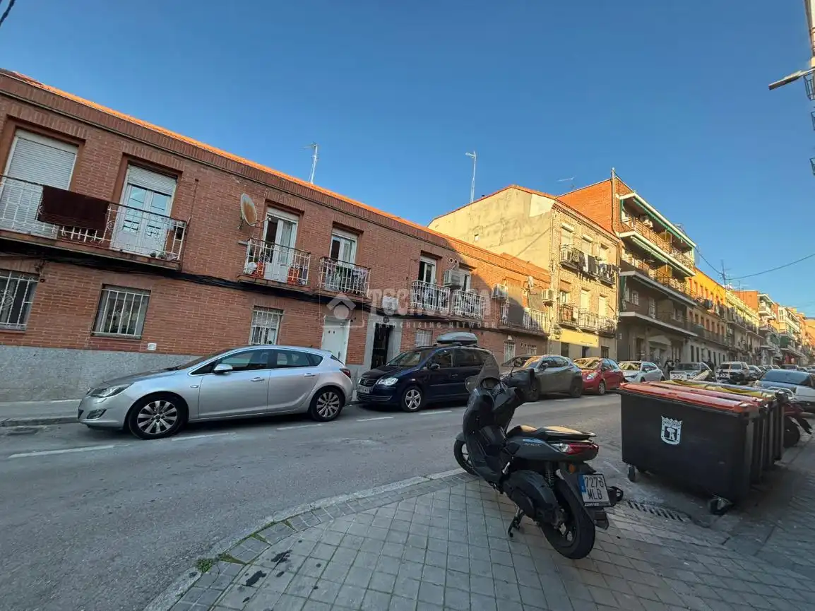 Vista exterior de Pis en venda en Madrid amb Calefacció