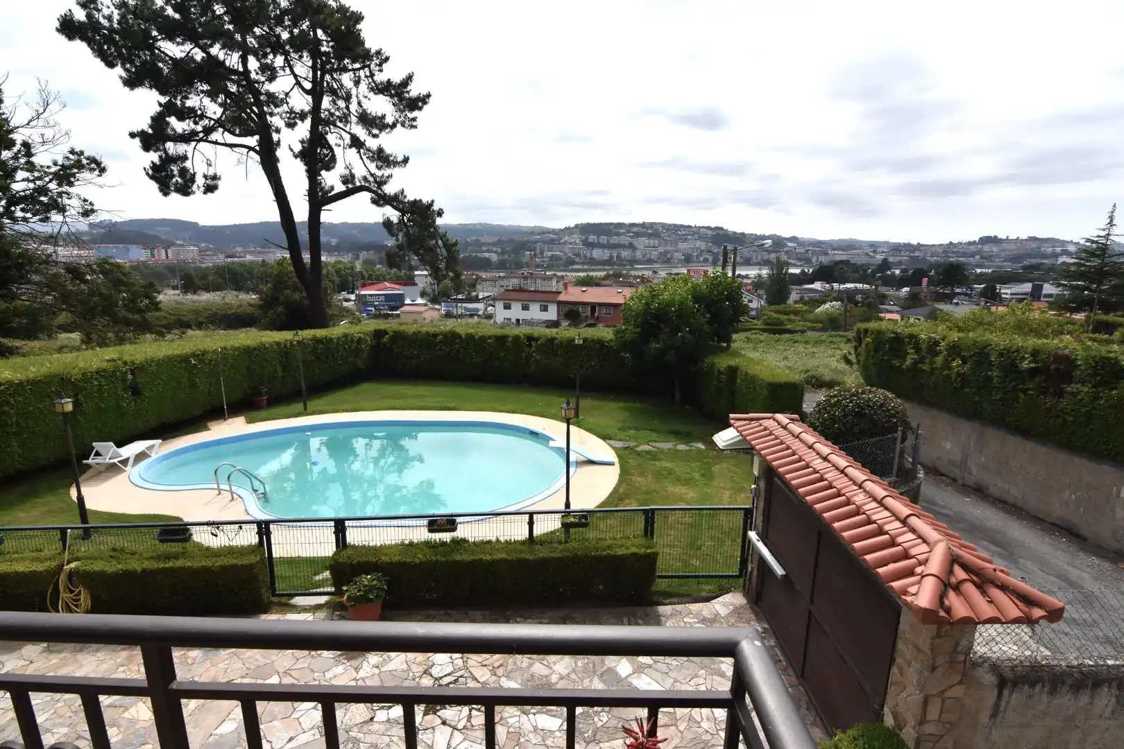Piscina de Casa o chalet en venta en Oleiros con Calefacción, Jardín privado y Parquet
