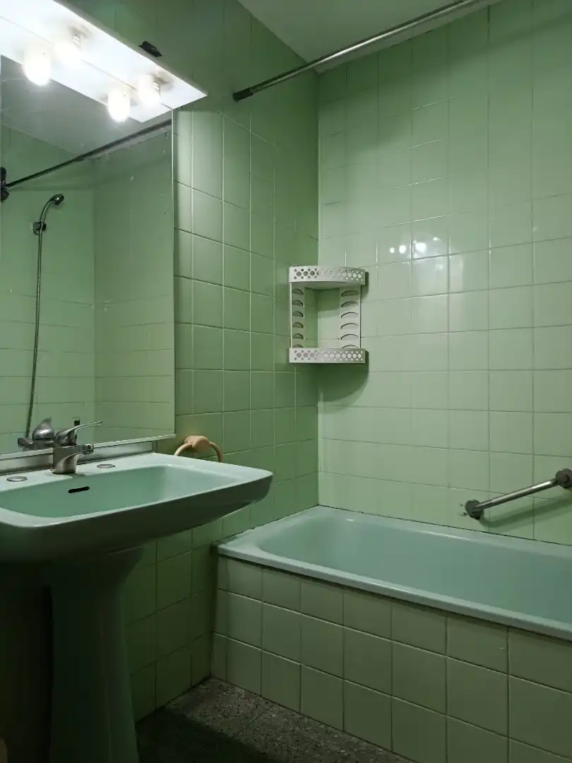 Badezimmer von Wohnung zum Verkauf in Girona mit Heizung, Terrasse und Balkon