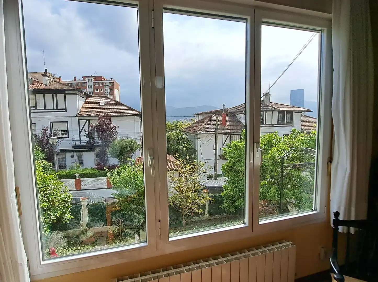 Dormitori de Casa o xalet en venda en Bilbao  amb Calefacció, Jardí privat i Terrassa