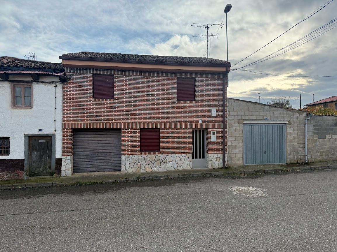 Exterior view of House or chalet for sale in Ardón  with Heating, Furnished and Washing machine