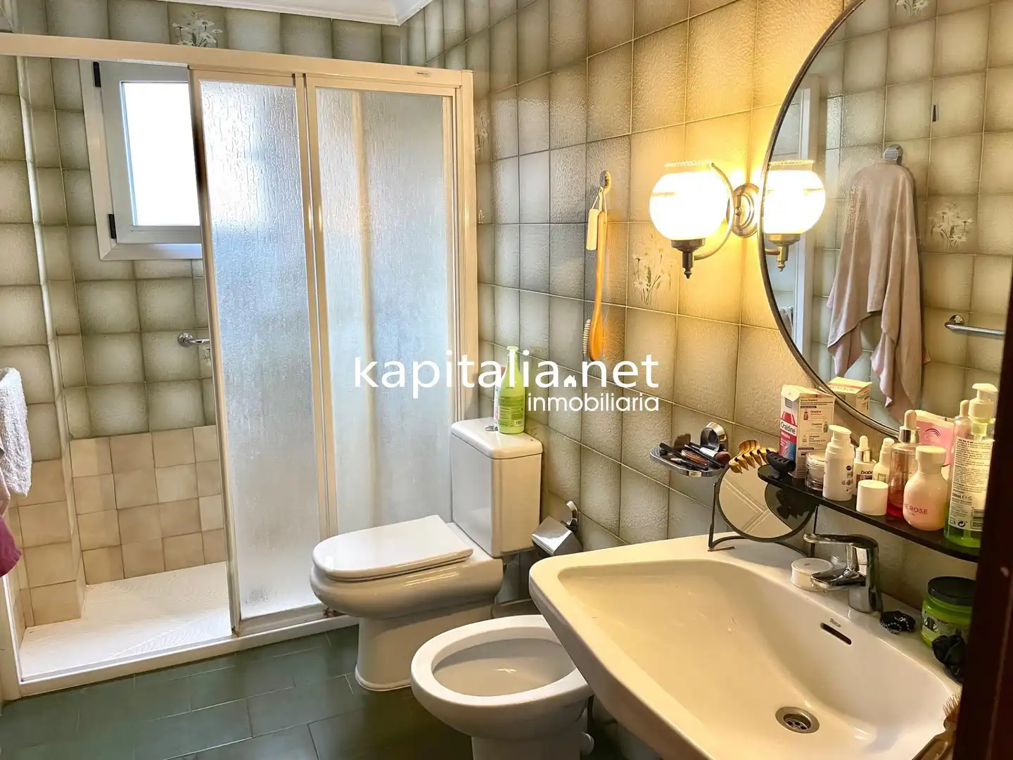 Badezimmer von Wohnung zum Verkauf in Salem mit Klimaanlage, Abstellraum und Balkon