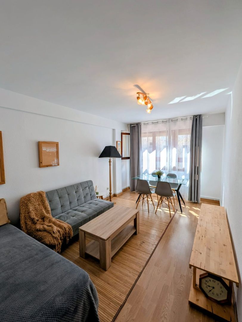 Living room of Flat to rent in  Zaragoza Capital  with Heating, Parquet flooring and Furnished