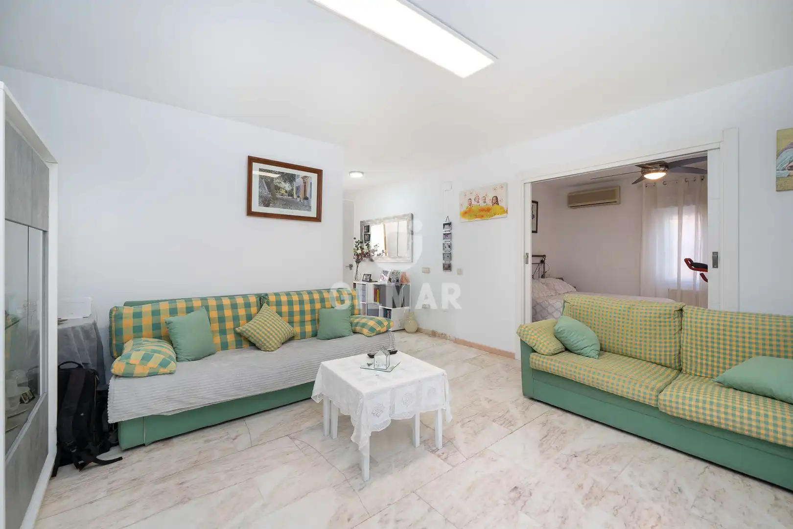 Sala de estar de Casa adosada en venta en Coslada con Calefacción, Jardín privado y Piscina