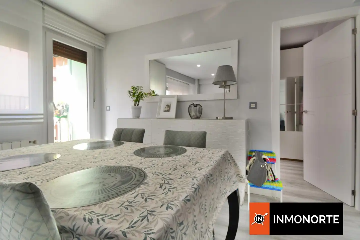 Comedor de Piso en venta en Laredo con Calefacción, Trastero y Amueblado