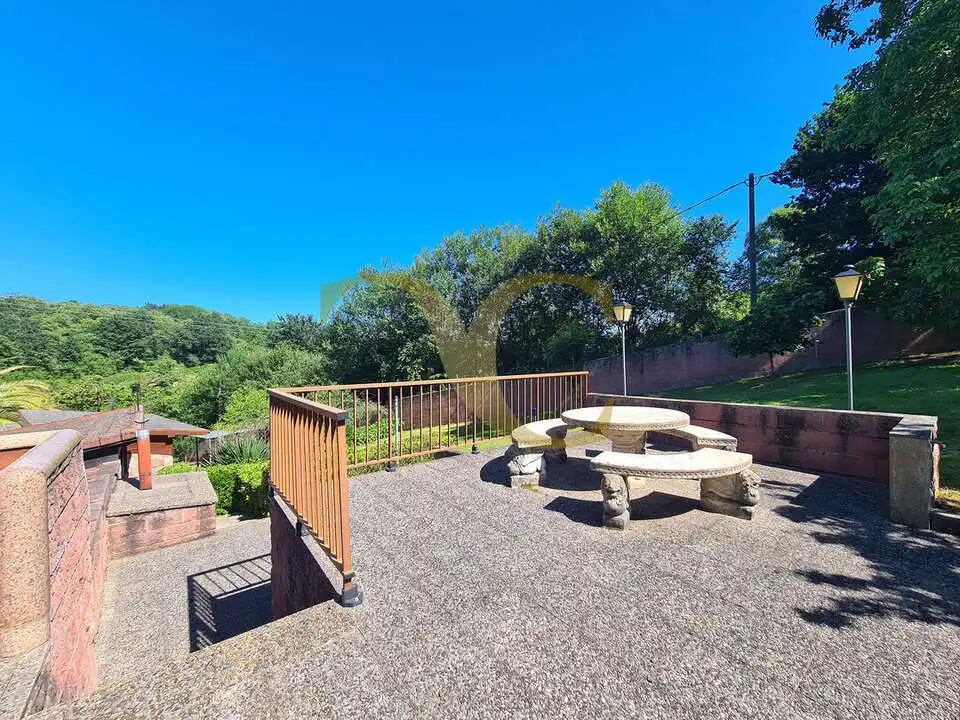 Terrassa de Casa o xalet en venda en Oviedo  amb Calefacció, Jardí privat i Terrassa