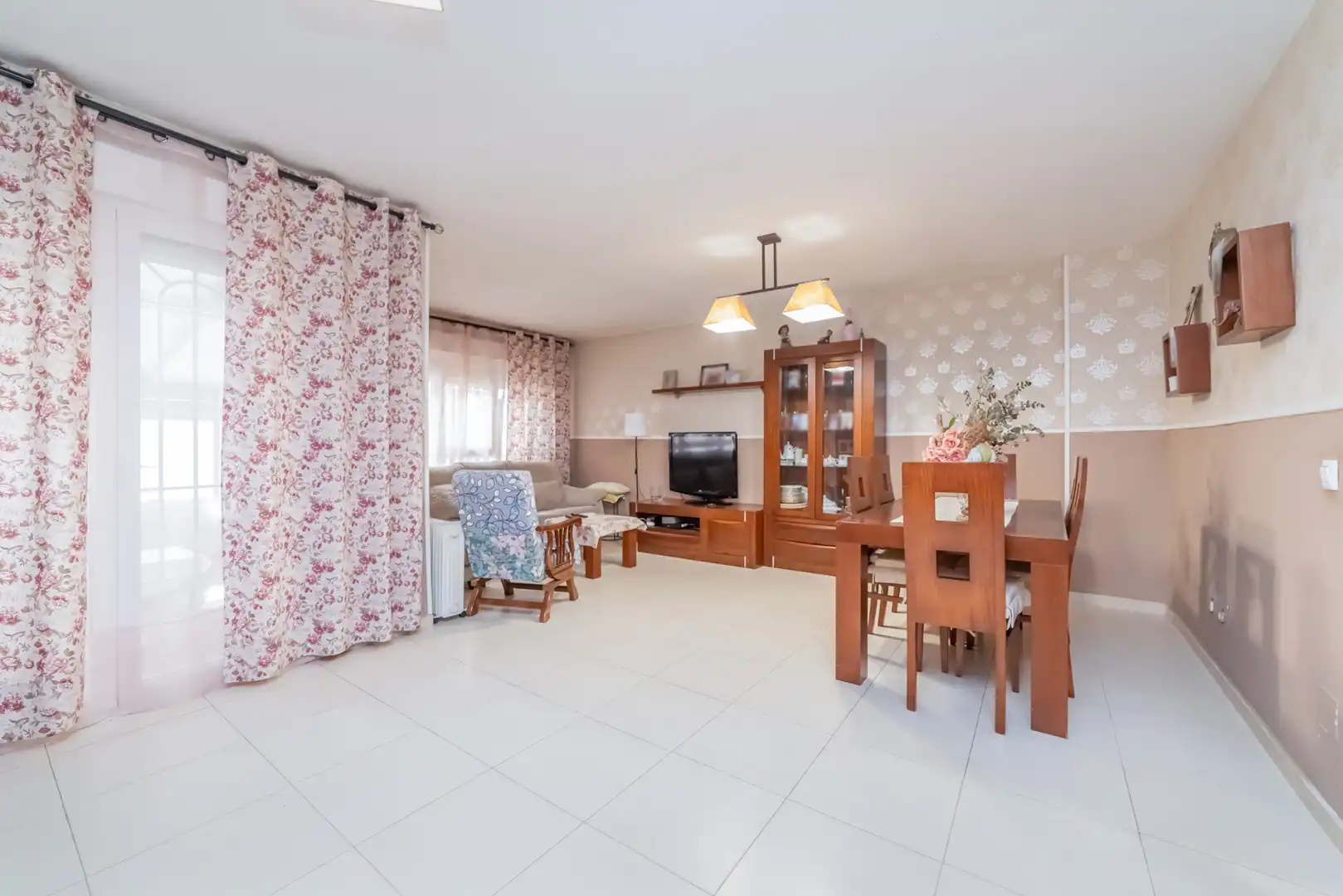 Sala d'estar de Casa adosada en venda en Parla amb Aire condicionat, Calefacció i Jardí privat