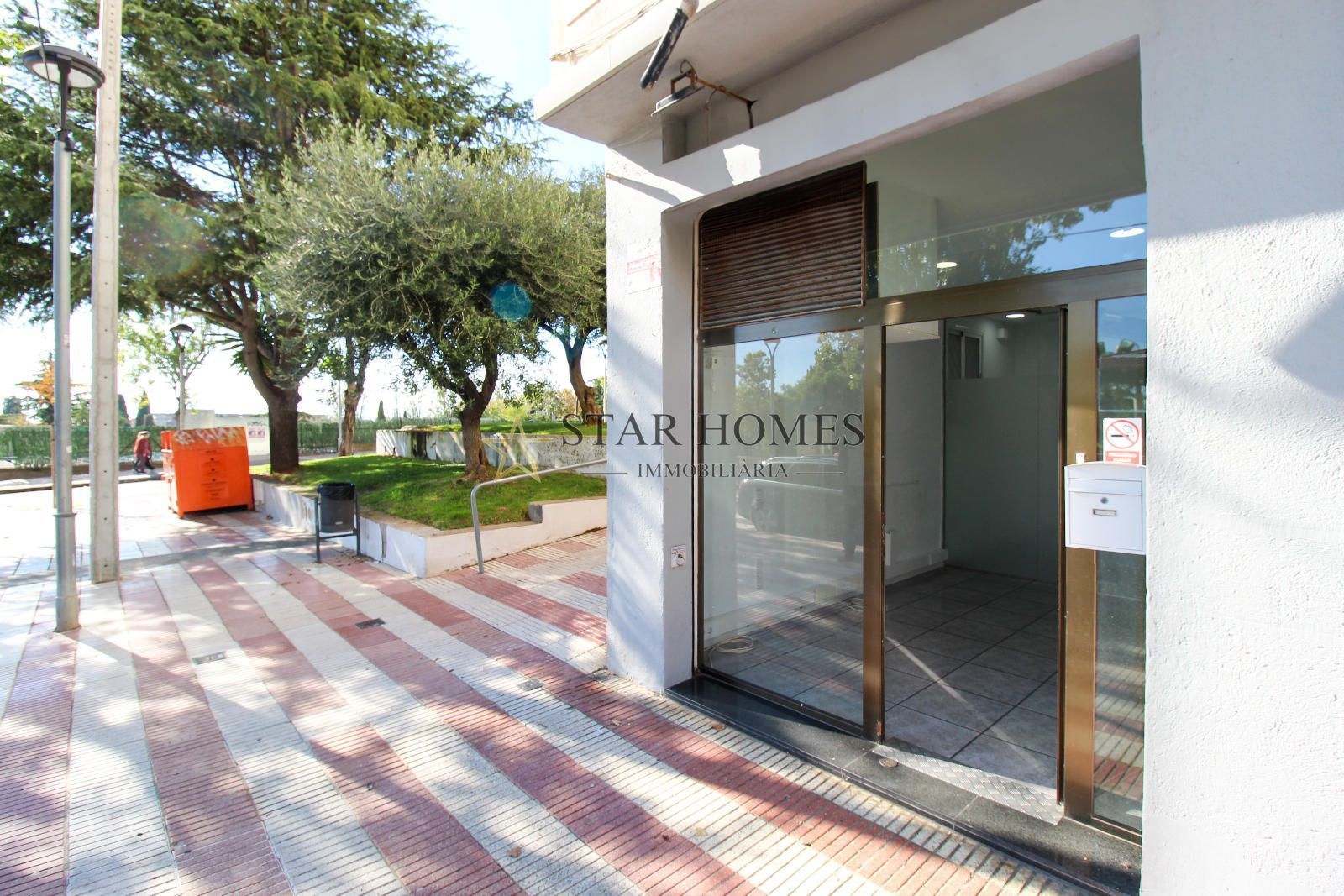 Vista exterior de Local de lloguer en El Masnou amb Aire condicionat